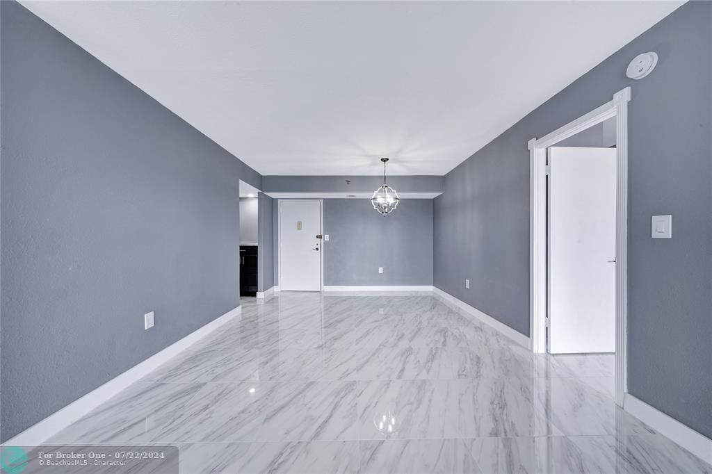 For Sale: $299,900 (2 beds, 2 baths, 1295 Square Feet)
