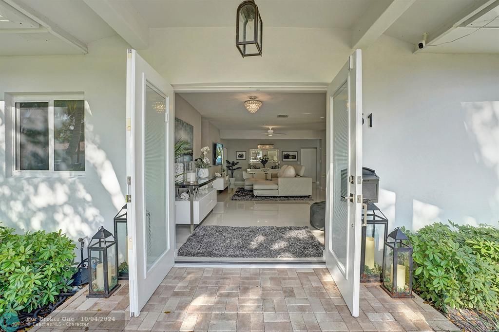 Active With Contract: $1,395,000 (3 beds, 3 baths, 1954 Square Feet)