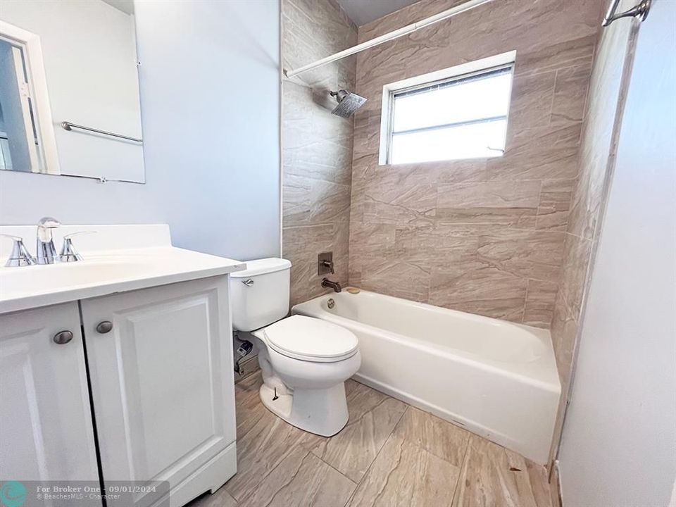 Active With Contract: $2,450 (2 beds, 1 baths, 1000 Square Feet)