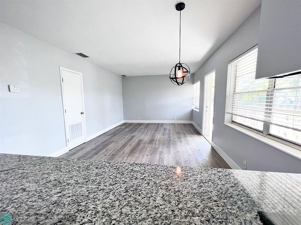 Active With Contract: $2,450 (2 beds, 1 baths, 1000 Square Feet)