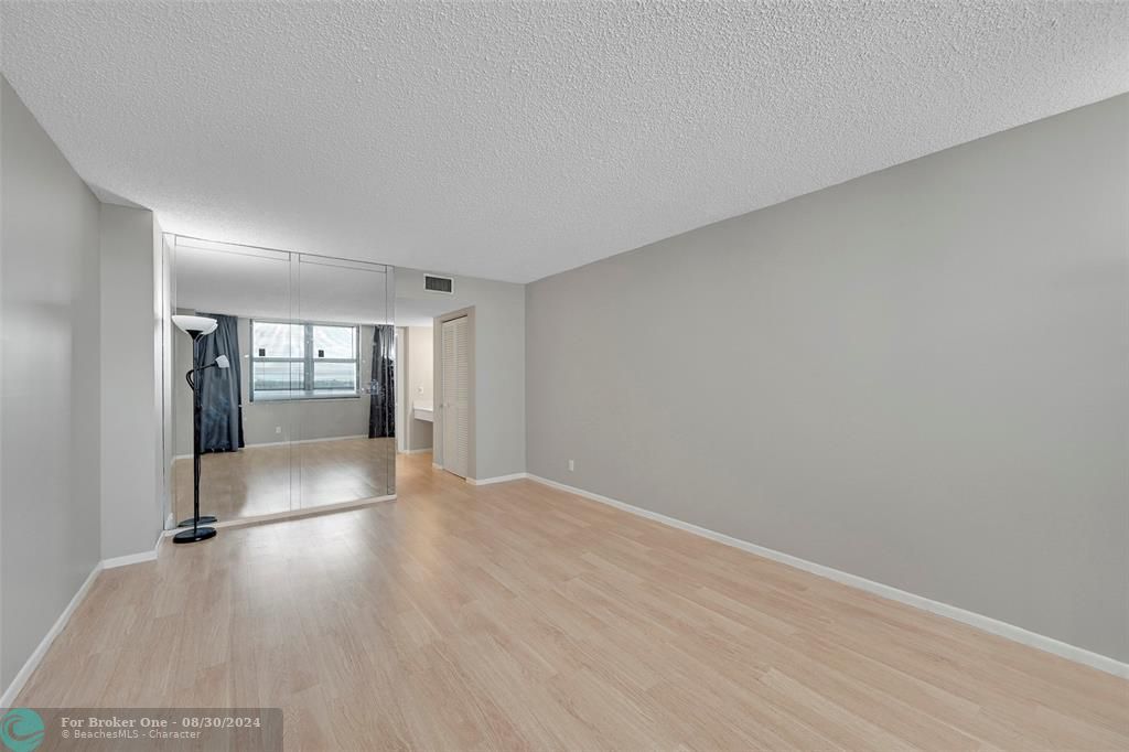 For Sale: $389,500 (1 beds, 1 baths, 1000 Square Feet)