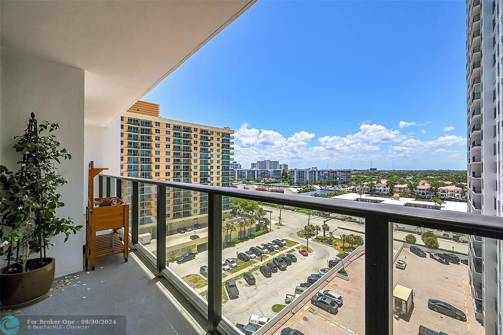 For Sale: $389,500 (1 beds, 1 baths, 1000 Square Feet)