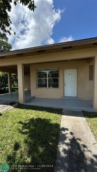 For Rent: $2,700 (3 beds, 1 baths, 984 Square Feet)