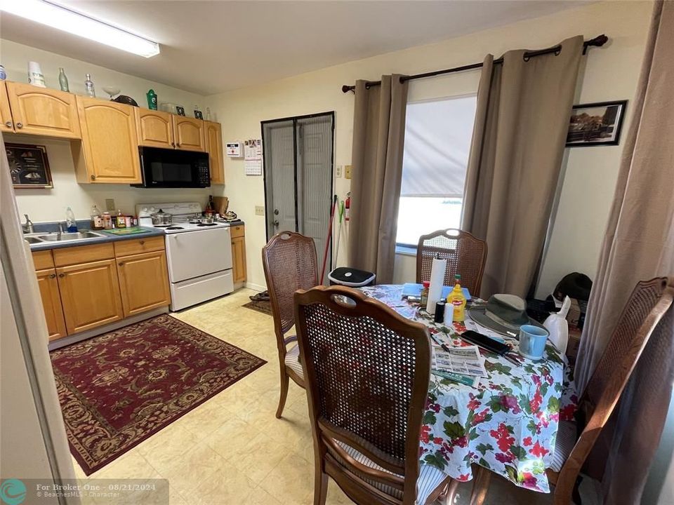 For Sale: $239,000 (2 beds, 1 baths, 896 Square Feet)