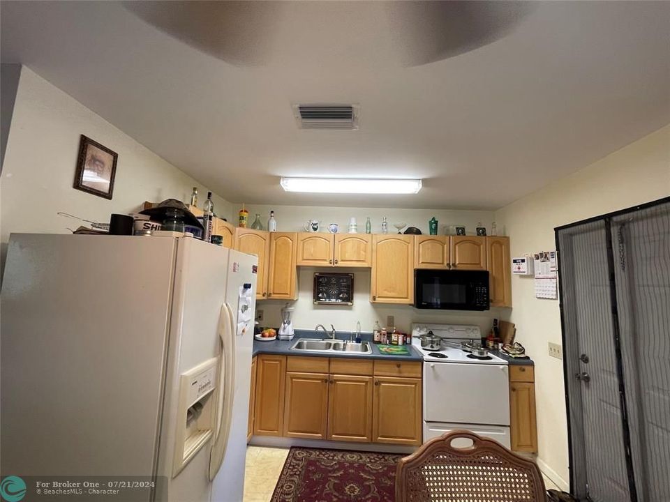 For Sale: $239,000 (2 beds, 1 baths, 896 Square Feet)