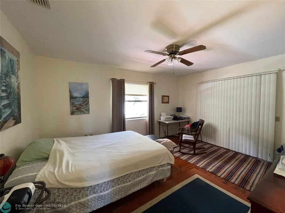 For Sale: $239,000 (2 beds, 1 baths, 896 Square Feet)