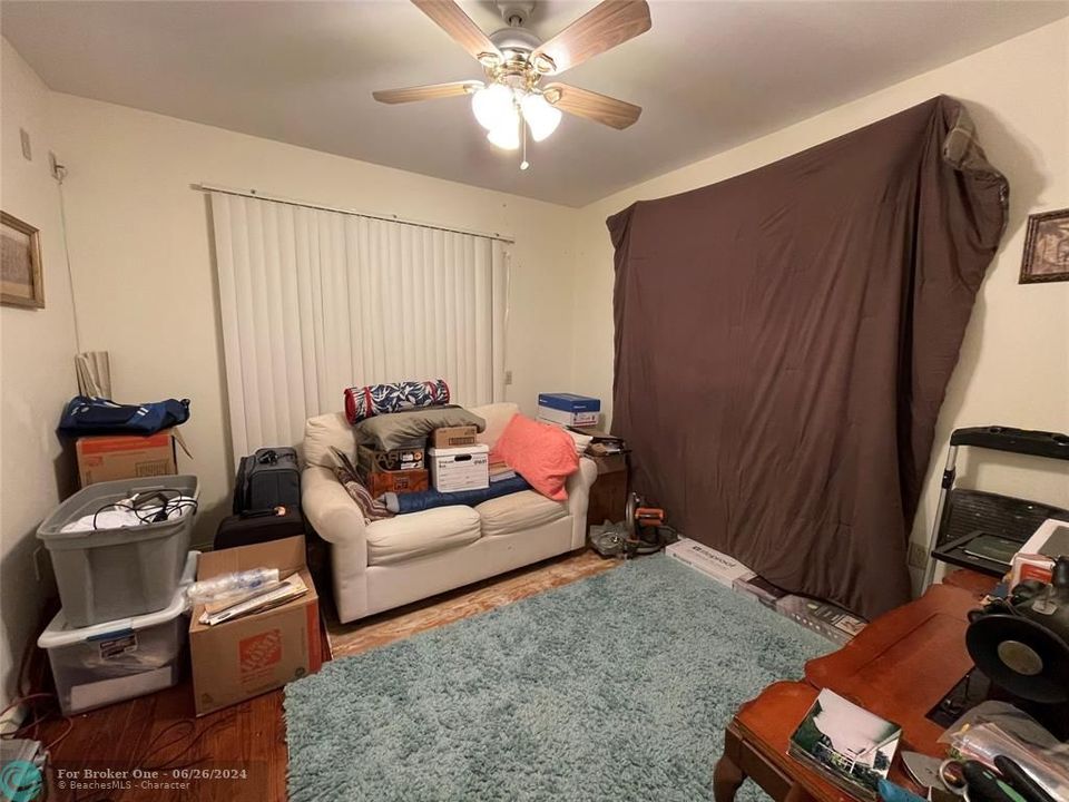 For Sale: $239,000 (2 beds, 1 baths, 896 Square Feet)