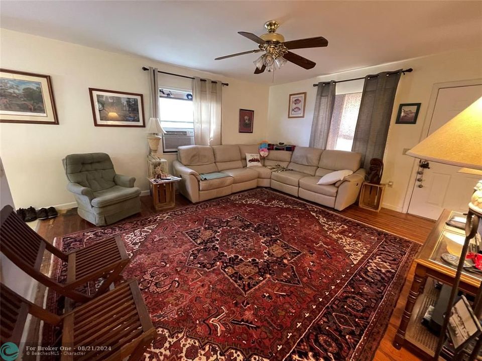 Recently Sold: $210,000 (2 beds, 1 baths, 896 Square Feet)