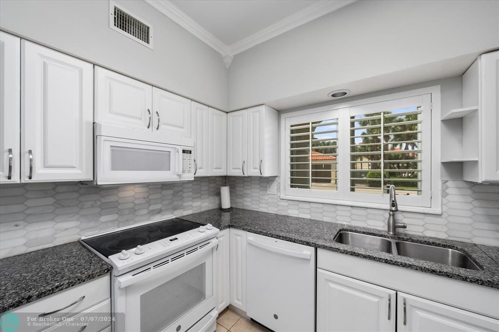 For Sale: $410,000 (2 beds, 2 baths, 1368 Square Feet)