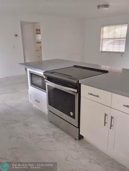 Vendido Recientemente: $2,675 (3 camas, 2 baños, 2345 Pies cuadrados)