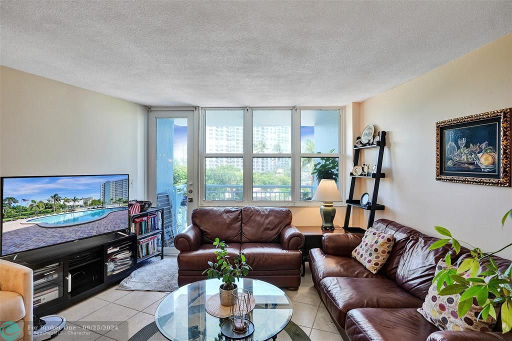 For Sale: $309,999 (1 beds, 1 baths, 800 Square Feet)