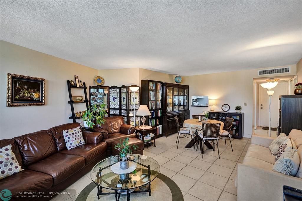 For Sale: $309,999 (1 beds, 1 baths, 800 Square Feet)