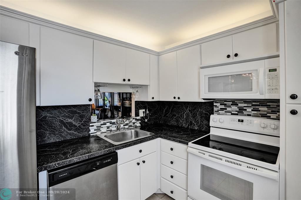 For Sale: $309,999 (1 beds, 1 baths, 800 Square Feet)