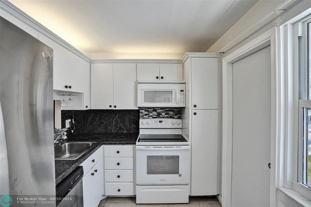 For Sale: $309,999 (1 beds, 1 baths, 800 Square Feet)