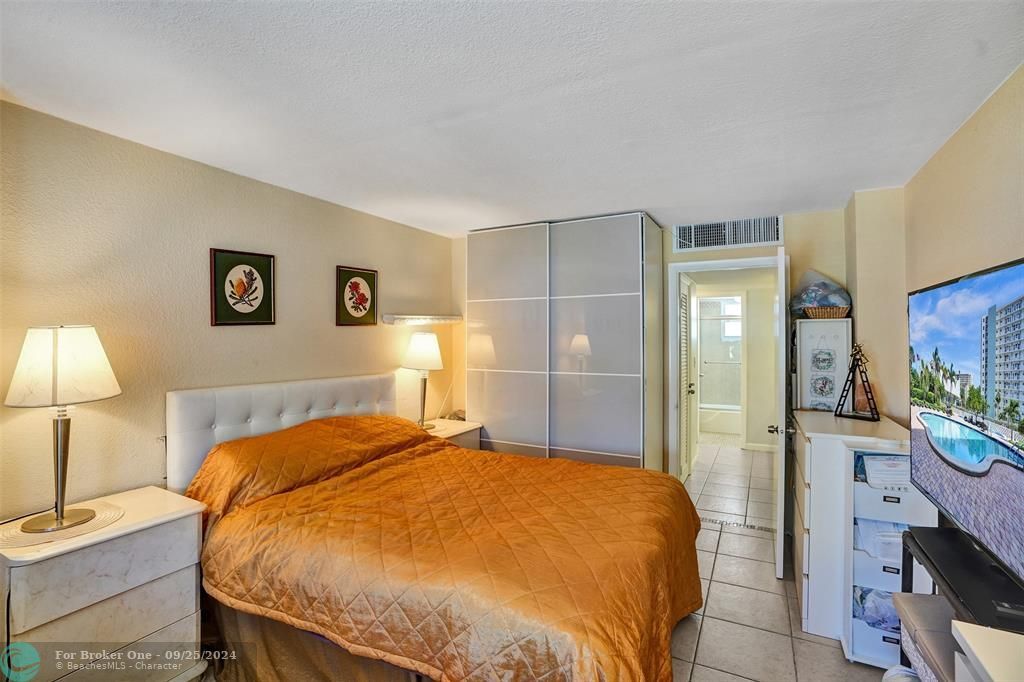 For Sale: $309,999 (1 beds, 1 baths, 800 Square Feet)