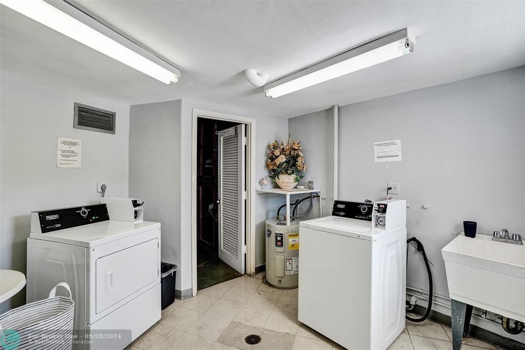 For Sale: $309,999 (1 beds, 1 baths, 800 Square Feet)