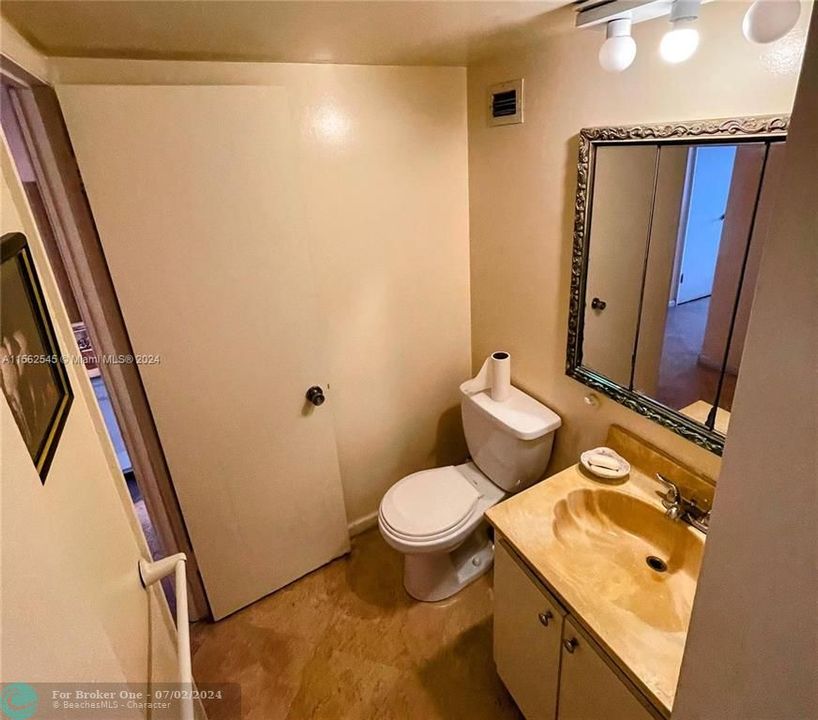 For Sale: $545,000 (1 beds, 1 baths, 950 Square Feet)