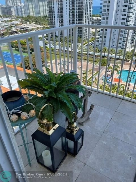 For Rent: $3,500 (1 beds, 1 baths, 720 Square Feet)