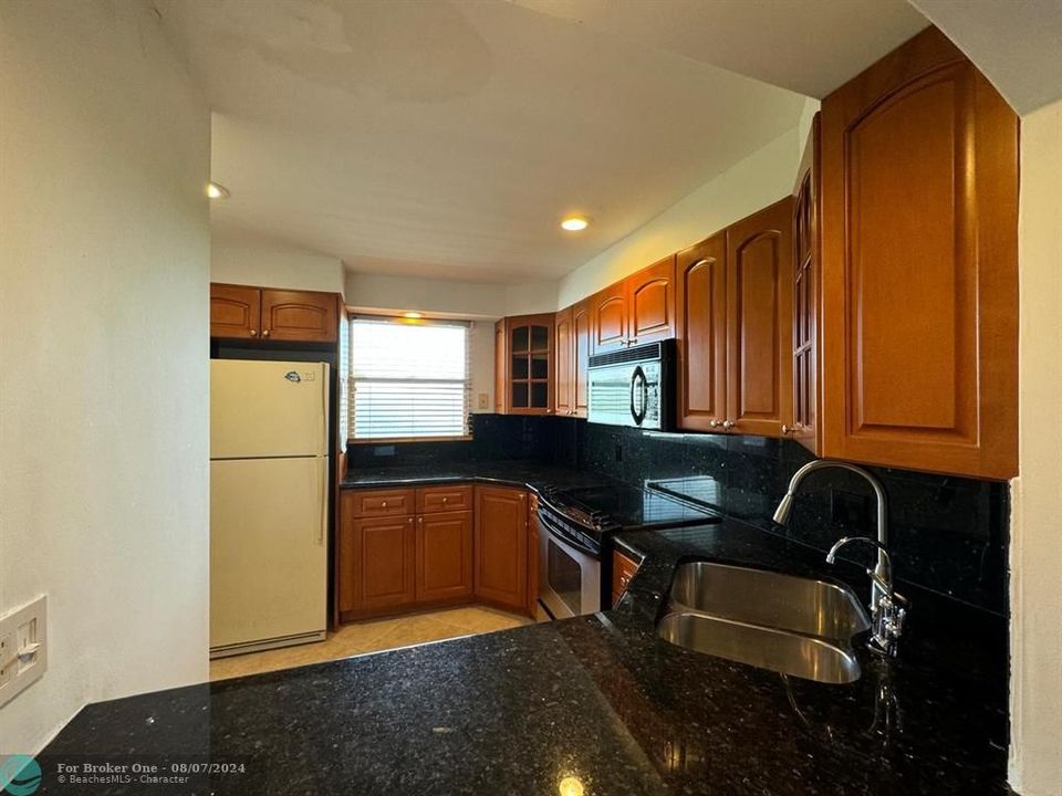 For Sale: $162,500 (1 beds, 1 baths, 750 Square Feet)