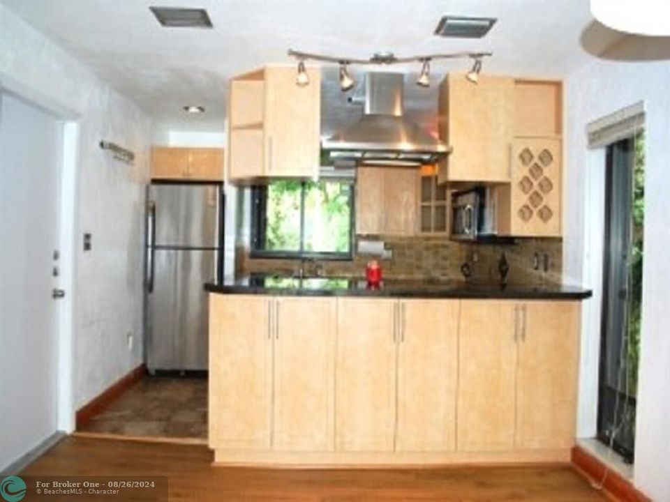 For Rent: $4,500 (2 beds, 2 baths, 1400 Square Feet)