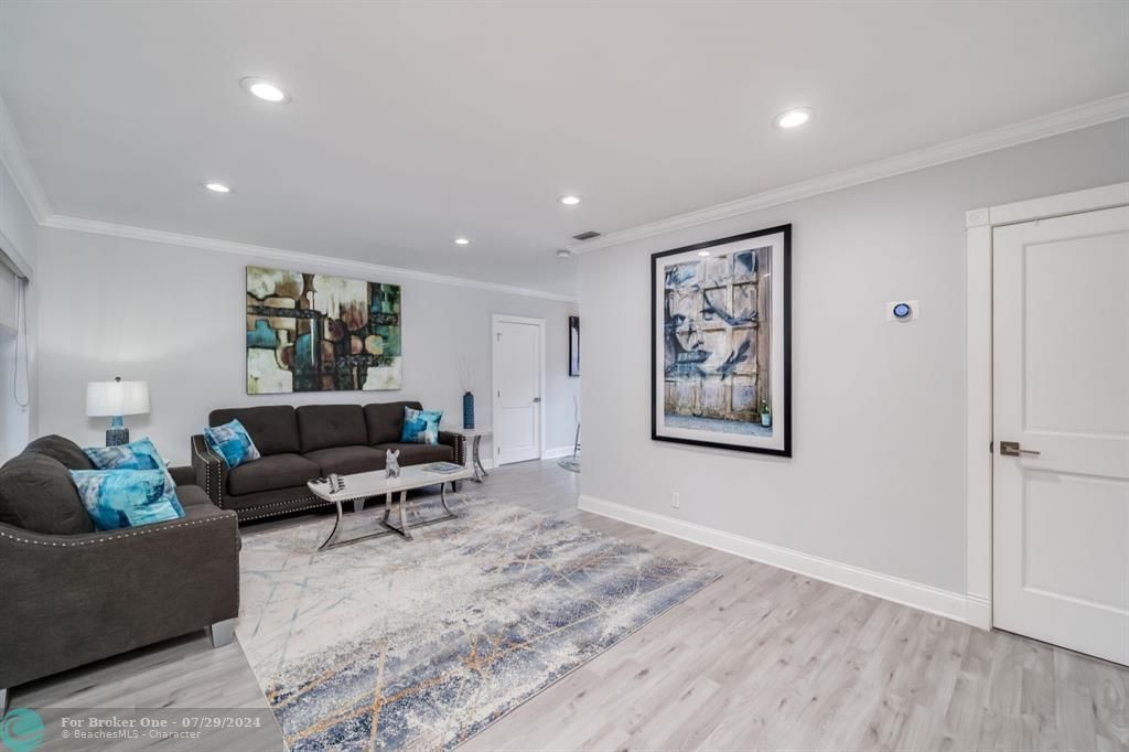 For Sale: $814,900 (2 beds, 1 baths, 1123 Square Feet)
