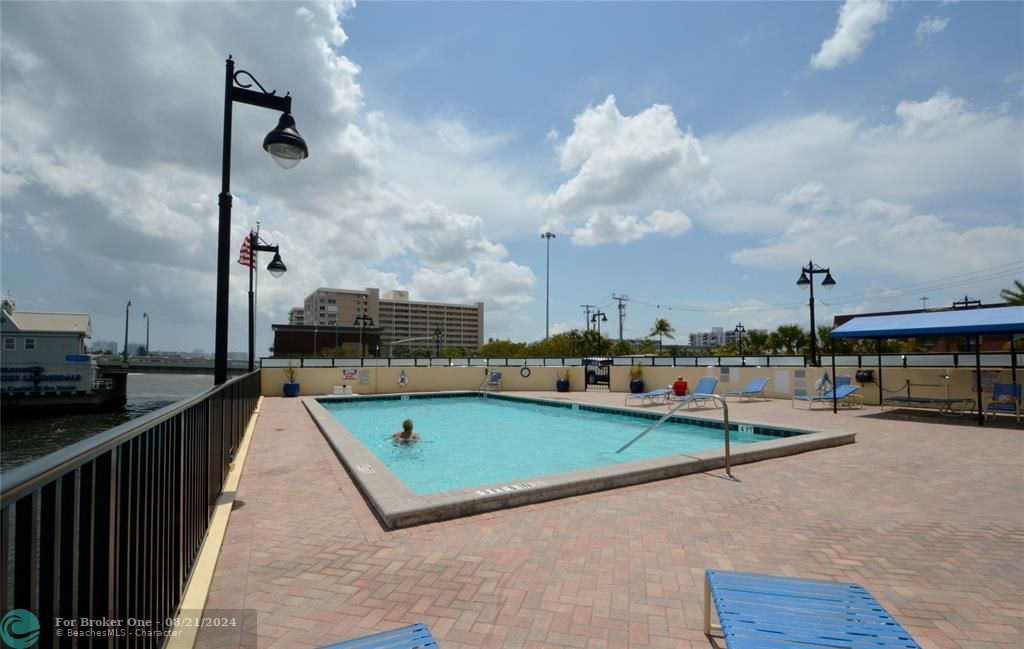 Active With Contract: $279,000 (1 beds, 1 baths, 924 Square Feet)