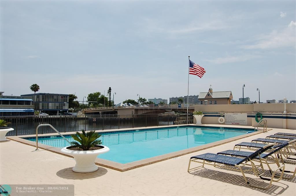 Active With Contract: $279,000 (1 beds, 1 baths, 924 Square Feet)