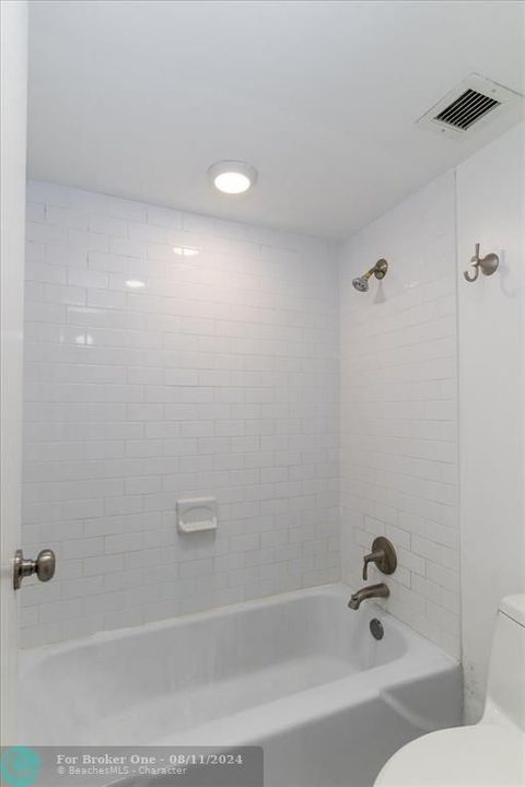 Active With Contract: $279,000 (1 beds, 1 baths, 924 Square Feet)