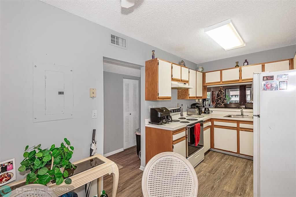 For Sale: $189,000 (2 beds, 2 baths, 1170 Square Feet)