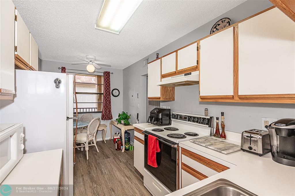 For Sale: $189,000 (2 beds, 2 baths, 1170 Square Feet)