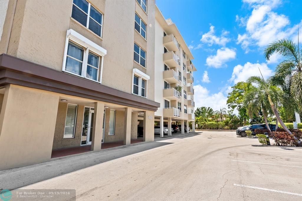 Active With Contract: $2,500 (2 beds, 2 baths, 780 Square Feet)