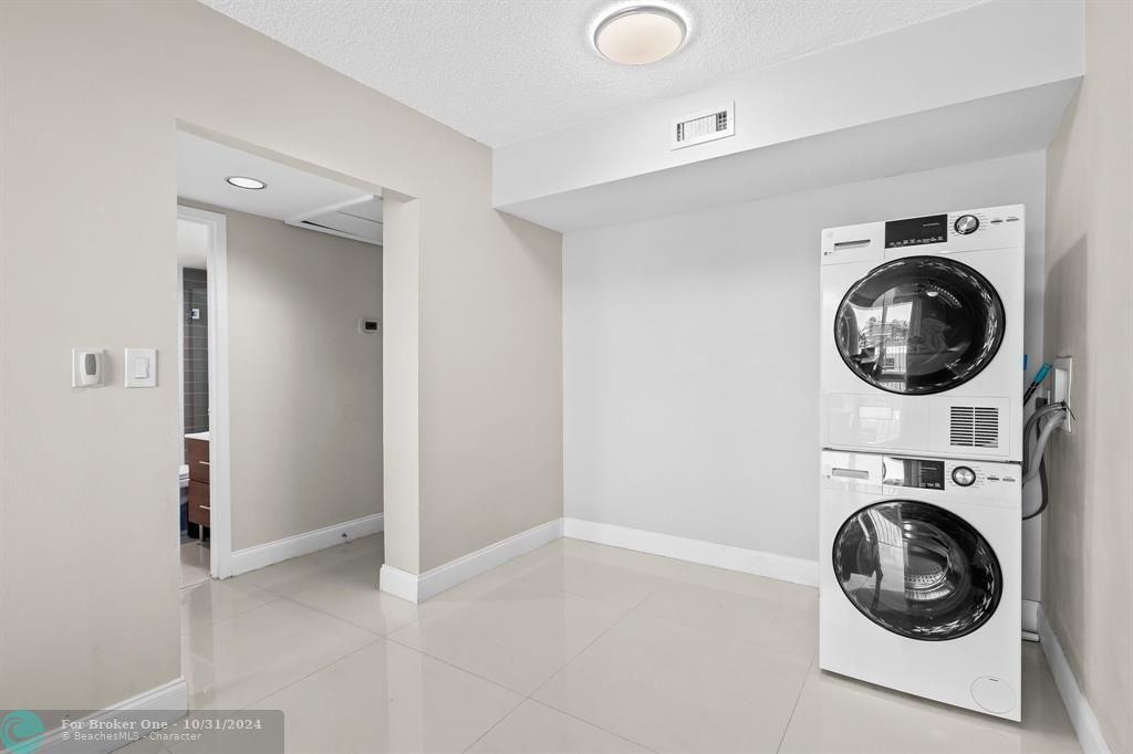 Active With Contract: $2,500 (2 beds, 2 baths, 780 Square Feet)