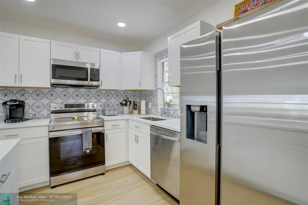 For Sale: $599,000 (2 beds, 1 baths, 1100 Square Feet)