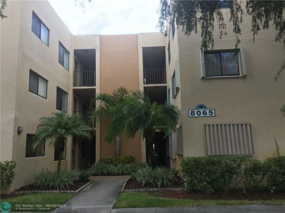 For Rent: $2,400 (2 beds, 2 baths, 965 Square Feet)