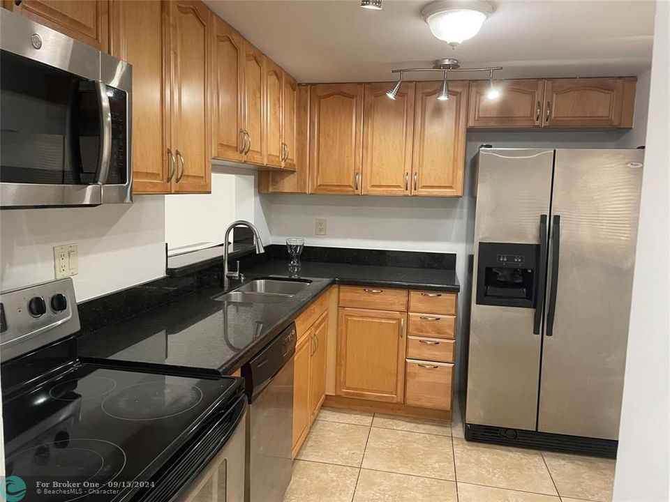 For Rent: $2,400 (2 beds, 2 baths, 965 Square Feet)