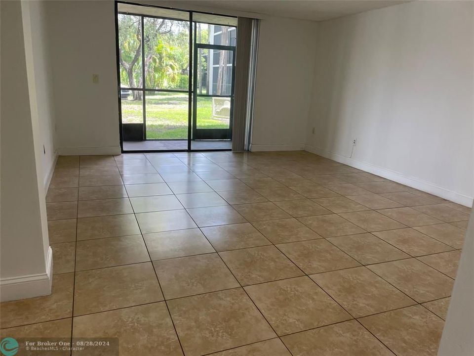 For Rent: $2,400 (2 beds, 2 baths, 965 Square Feet)