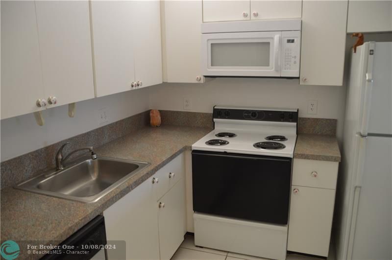 Recently Rented: $1,700 (1 beds, 1 baths, 741 Square Feet)