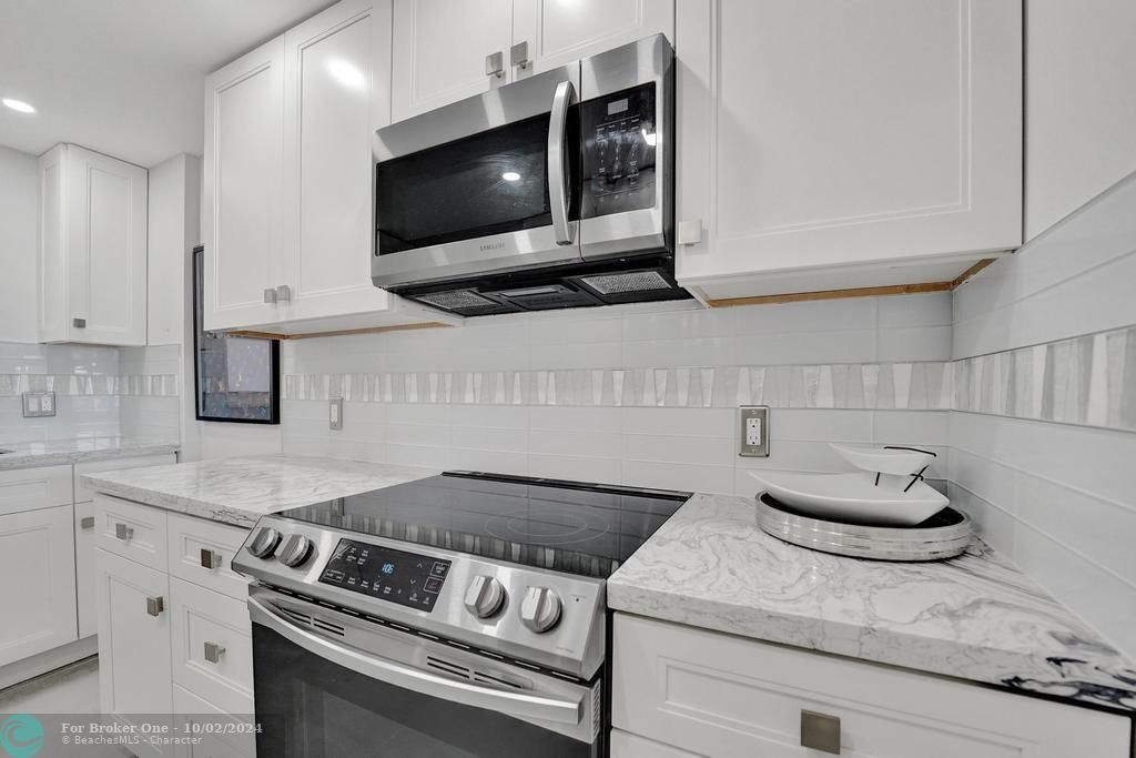 For Sale: $449,000 (2 beds, 2 baths, 1025 Square Feet)