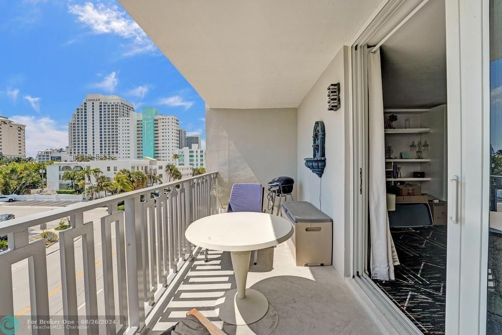 For Sale: $449,000 (2 beds, 2 baths, 1025 Square Feet)