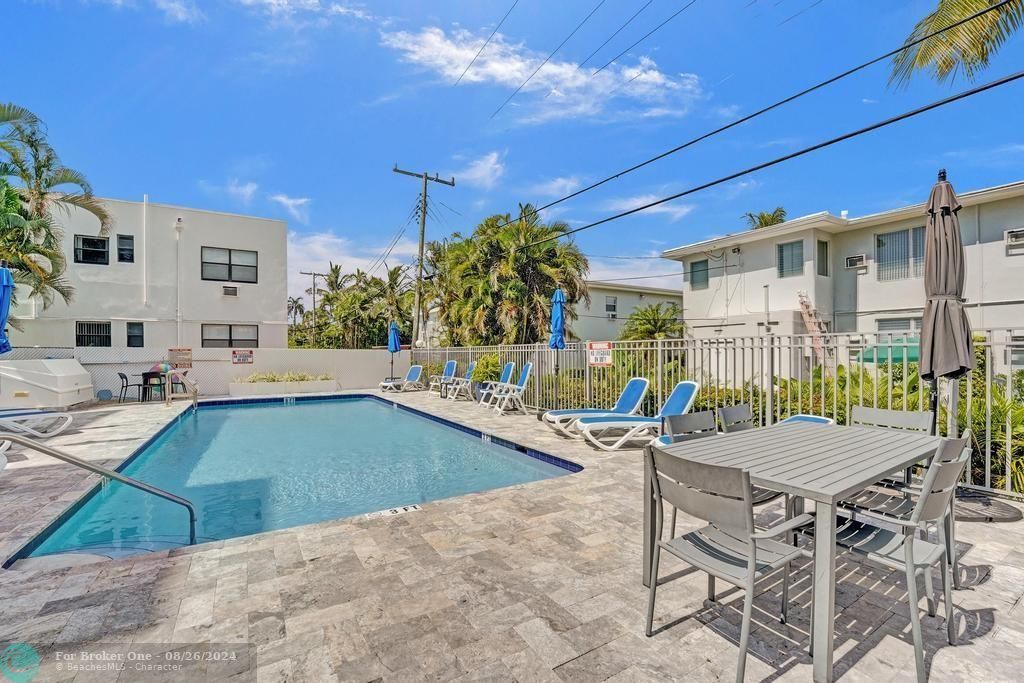 For Sale: $449,000 (2 beds, 2 baths, 1025 Square Feet)