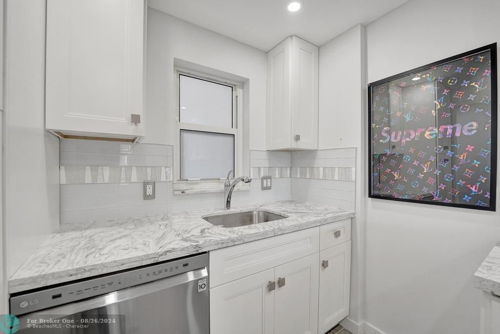 For Sale: $449,000 (2 beds, 2 baths, 1025 Square Feet)