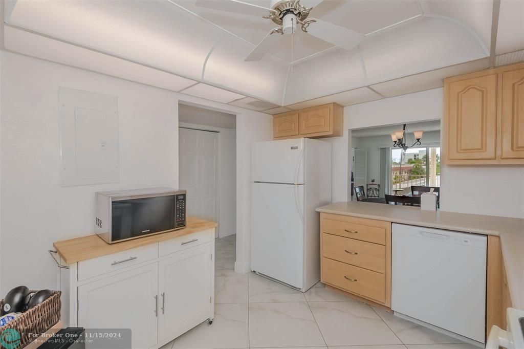 For Sale: $399,000 (2 beds, 2 baths, 1180 Square Feet)