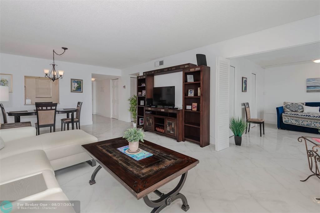 For Sale: $399,000 (2 beds, 2 baths, 1180 Square Feet)