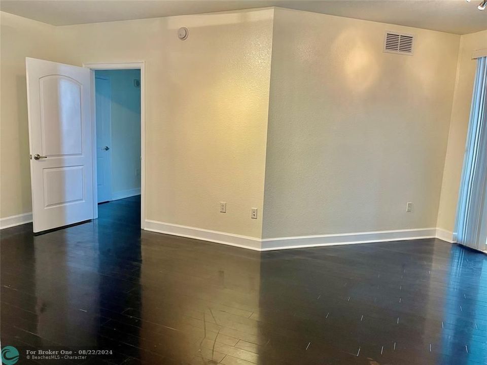 Active With Contract: $2,800 (2 beds, 2 baths, 1108 Square Feet)