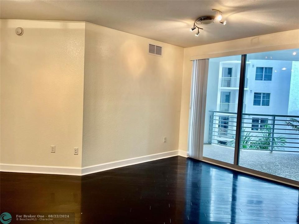 Active With Contract: $2,800 (2 beds, 2 baths, 1108 Square Feet)