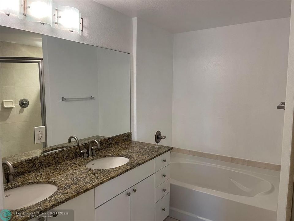 Active With Contract: $2,800 (2 beds, 2 baths, 1108 Square Feet)