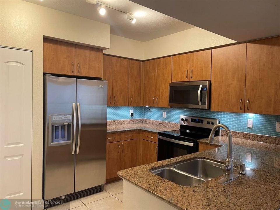 Active With Contract: $2,800 (2 beds, 2 baths, 1108 Square Feet)