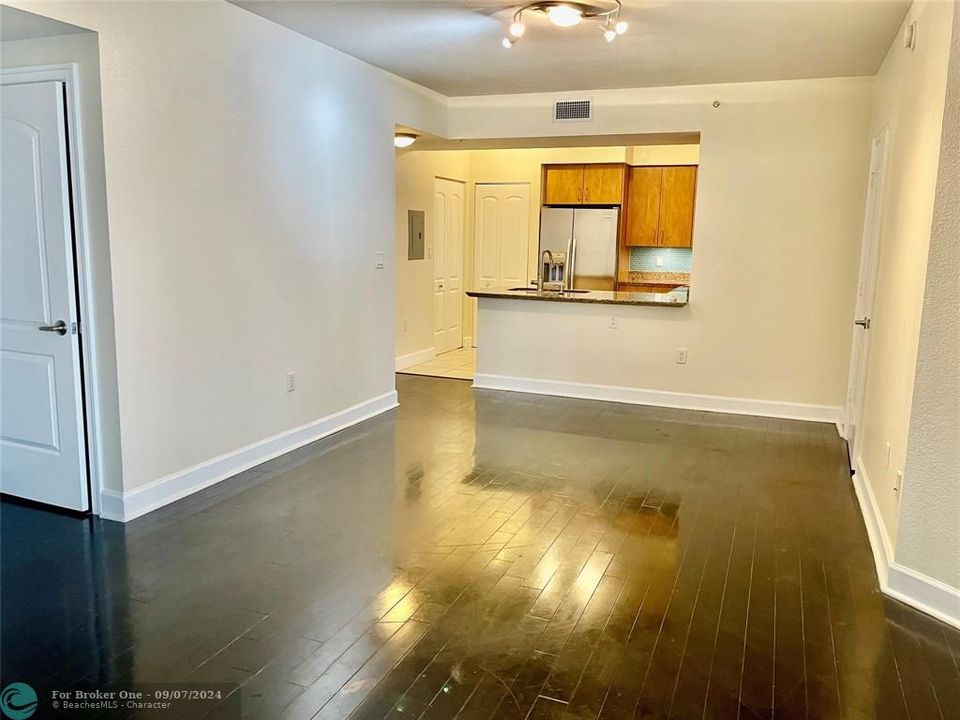 Active With Contract: $2,800 (2 beds, 2 baths, 1108 Square Feet)