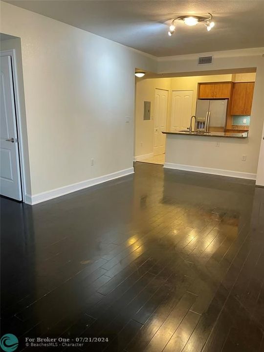 Active With Contract: $2,800 (2 beds, 2 baths, 1108 Square Feet)