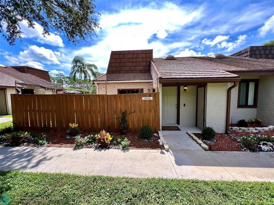 For Sale: $340,000 (2 beds, 2 baths, 1137 Square Feet)